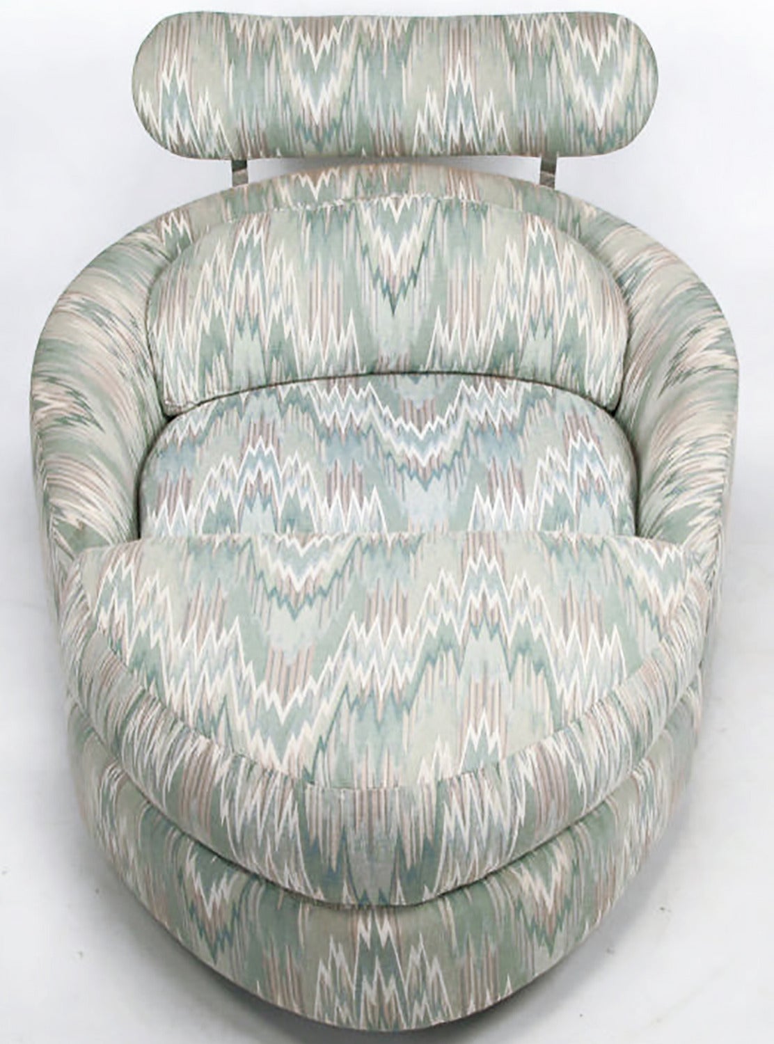 Inspirierendes Design und Funktionalität von Adrian Pearsall für Craft Associates. Dieser drehbare Barrel Chair hat eine niedrige Sitzhöhe und eine geschwungene Kopfstütze. Zusammen mit der dreieckigen Ottomane hat sie das Aussehen einer