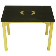 Mesa auxiliar de latón y granito negro con incrustaciones geométricas