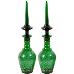 Paar hohe grüne Glaskaraffen mit Spiralschliffstopfen