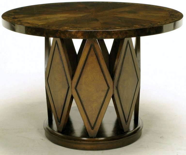Excellent grain de bois et table d'appoint entièrement restaurée par le fabricant de meubles américain Weiman. La table a un plateau rond en noyer ronce et figuré et une base ouverte en noyer ronce et incisé à motif d'arlequin. Excellente qualité,