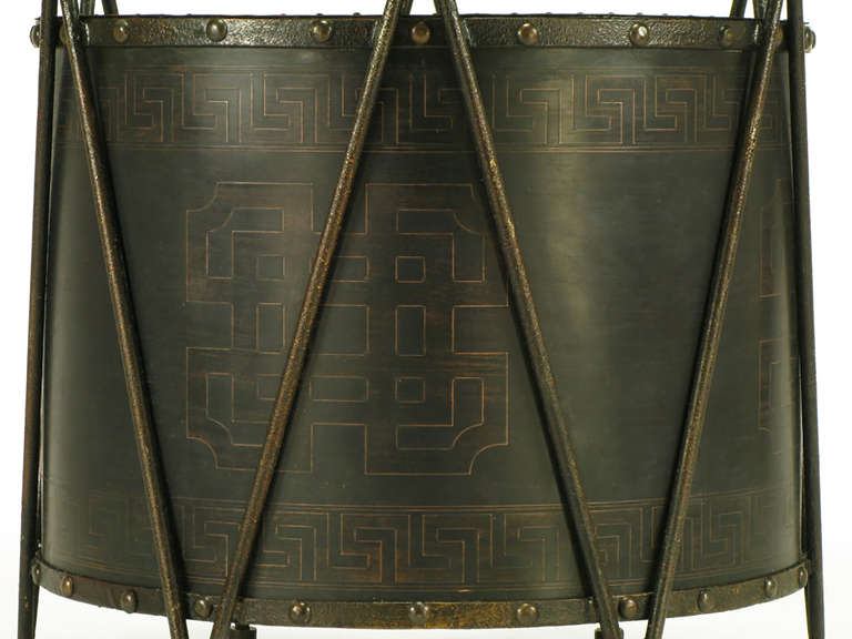 Bronze Base de table de jeu ou de salle à manger en bronze en forme de tambour avec motif de clé grecque en vente