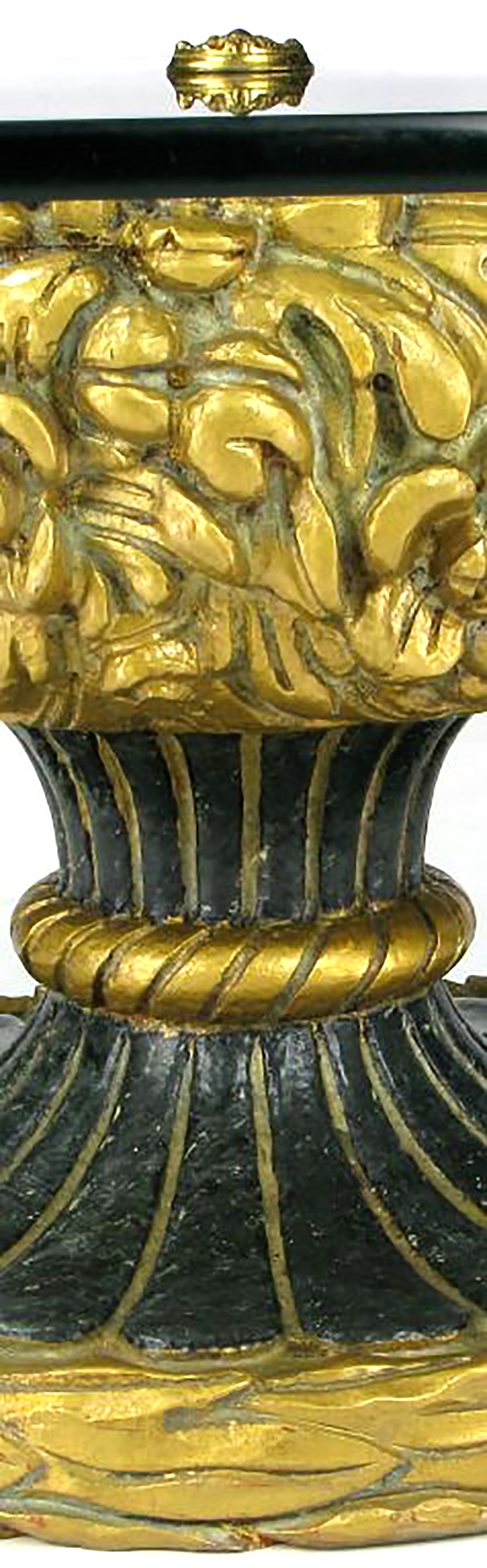 Francisco Hurtado: Couchtisch, teilweise vergoldet, mit Blattwerkmotiv und Glasplatte (Mitte des 20. Jahrhunderts)