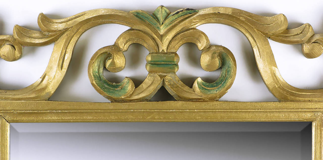 Biseauté Miroir en bois doré sculpté avec détails en forme de fleur de lys en vente