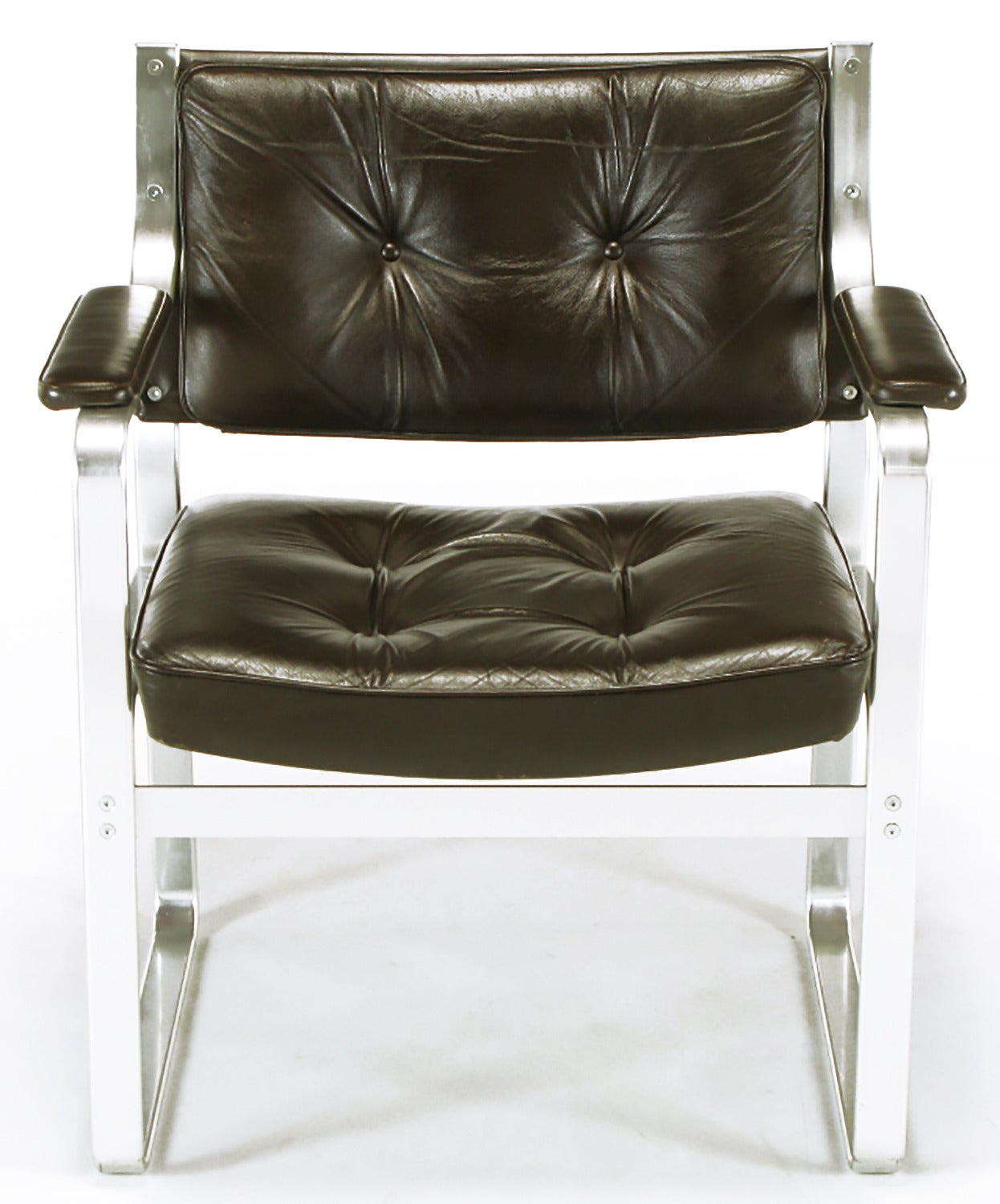 Ein Paar Karl-Erik Ekselius Mondo-Sessel aus Leder und Aluminium (amerikanisch) im Angebot