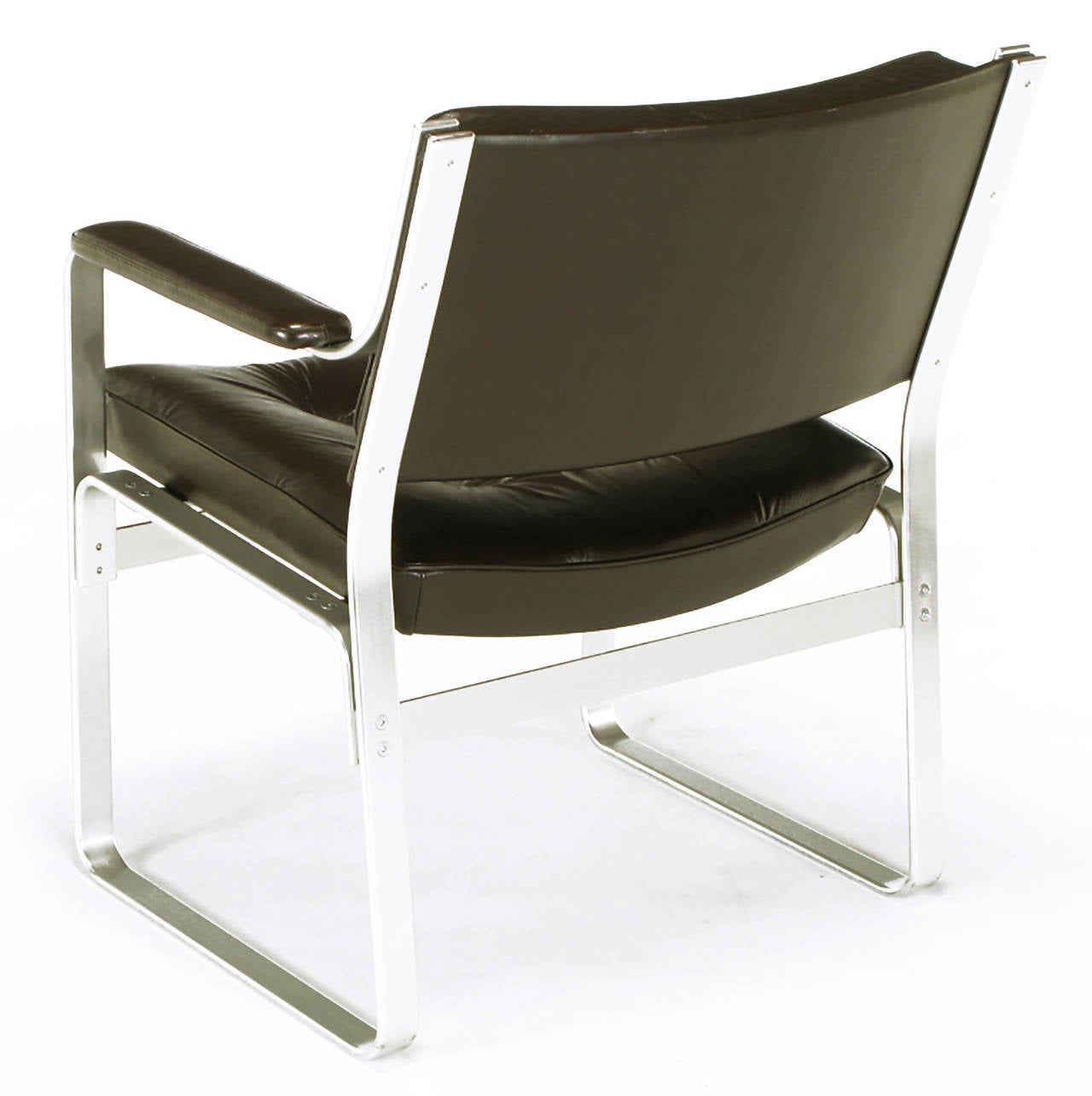 Ein Paar Karl-Erik Ekselius Mondo-Sessel aus Leder und Aluminium (Mitte des 20. Jahrhunderts) im Angebot