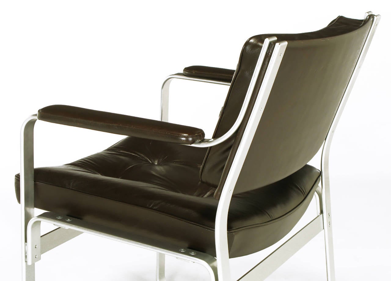 Ein Paar Karl-Erik Ekselius Mondo-Sessel aus Leder und Aluminium im Angebot 1