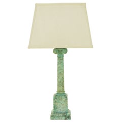 Lampada da tavolo a colonna ionica in marmo venato d
acqua.