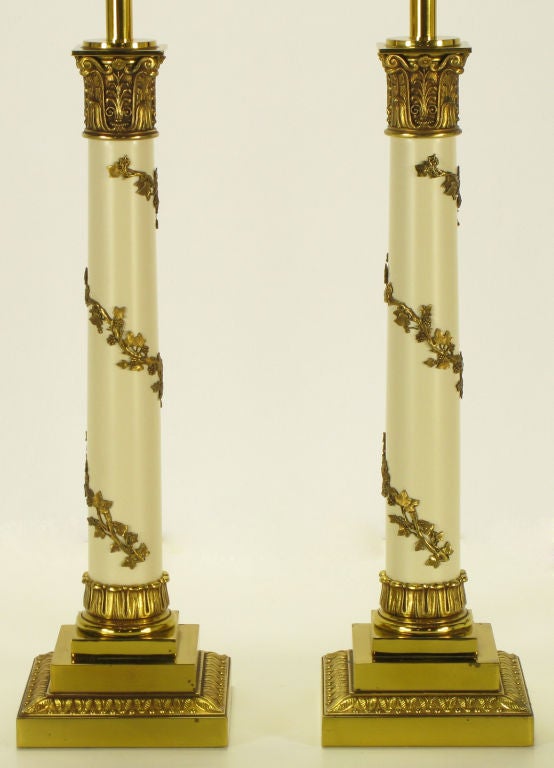 Américain Paire de lampes de bureau néoclassiques Stiffel en laiton et laqué ivoire. en vente