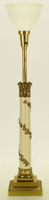 Milieu du XXe siècle Paire de lampes de bureau néoclassiques Stiffel en laiton et laqué ivoire. en vente