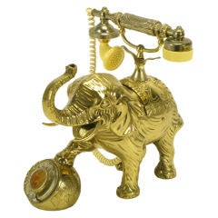 Vieux téléphone en laiton moulé en forme d'éléphant.
