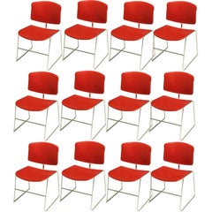 Douze chaises Steelcase chromées et rouges à base à lèvre