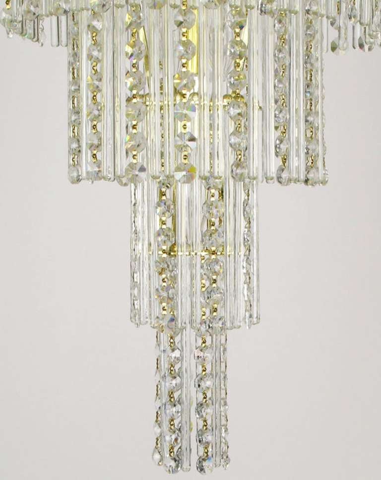 Fine XX secolo Lampadario in ottone a sette livelli con perline e bastoni di cristallo in vendita