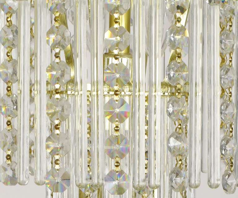 Sechsstufiger Kristallperlen- und Rods-Messing-Kronleuchter im Zustand „Hervorragend“ im Angebot in Chicago, IL