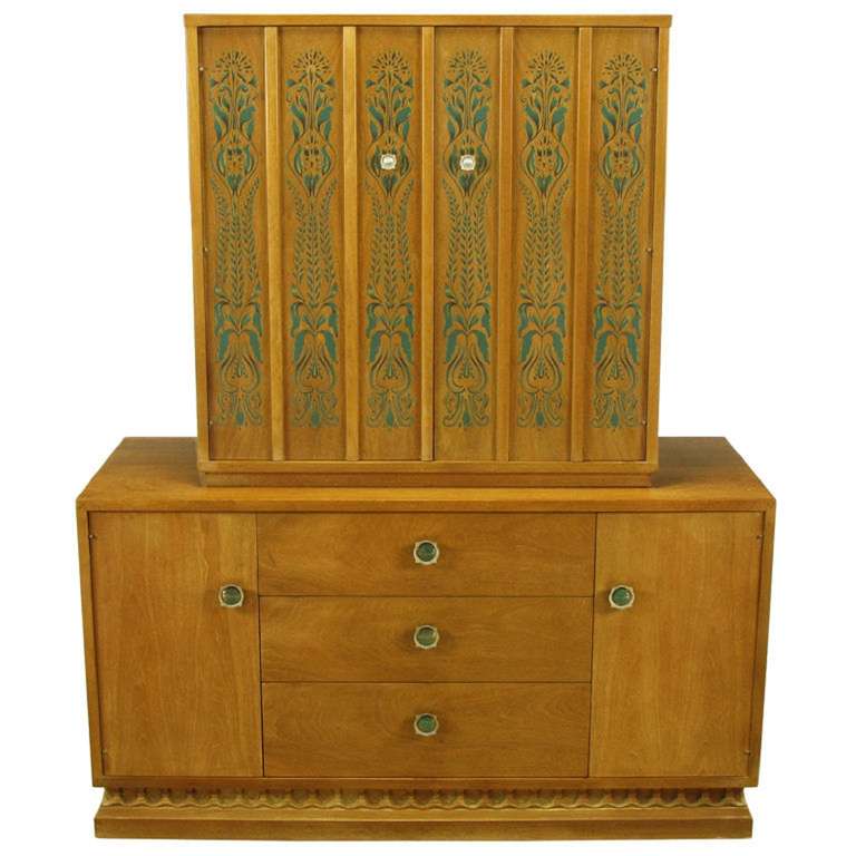 Américain John Van Koert Casa del Sol, armoire haute en noyer fauve et décorée au pochoir en vente