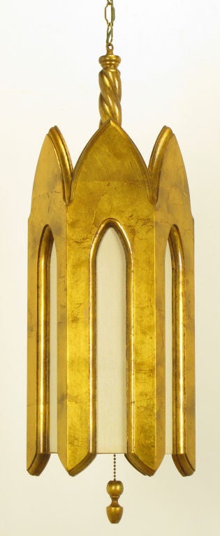 Anhängerleuchte aus vergoldetem Holz und elfenbeinfarbener Seide im gotischen Stil. (Geschnitzt) im Angebot