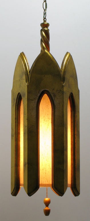 Anhängerleuchte aus vergoldetem Holz und elfenbeinfarbener Seide im gotischen Stil. (Mitte des 20. Jahrhunderts) im Angebot