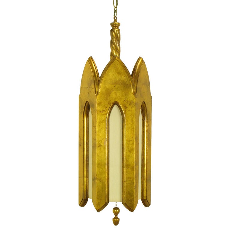 Lampe à suspension de style gothique en bois doré et soie ivoire.
