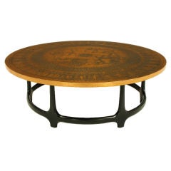 Table basse ronde en relief à feuilles de cuivre & Table basse en noyer ébénisé