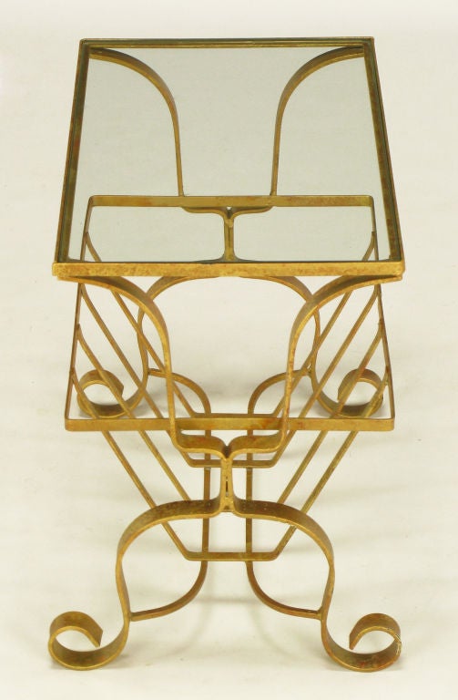 Milieu du XXe siècle Table d'appoint en fer doré et verre avec porte-revues. en vente