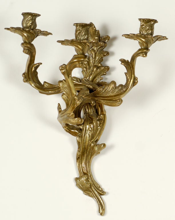 Drei-Kerzen-Wandleuchter aus Bronze im Louis-XV-Stil, Paar (amerikanisch) im Angebot
