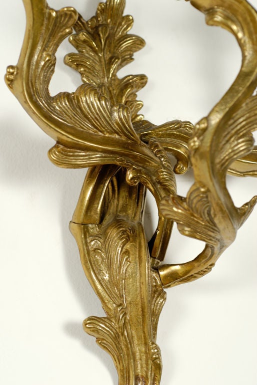 Drei-Kerzen-Wandleuchter aus Bronze im Louis-XV-Stil, Paar (amerikanisch) im Angebot