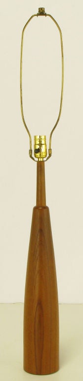 Tischlampe in Flaschenform aus Teakholz (amerikanisch) im Angebot