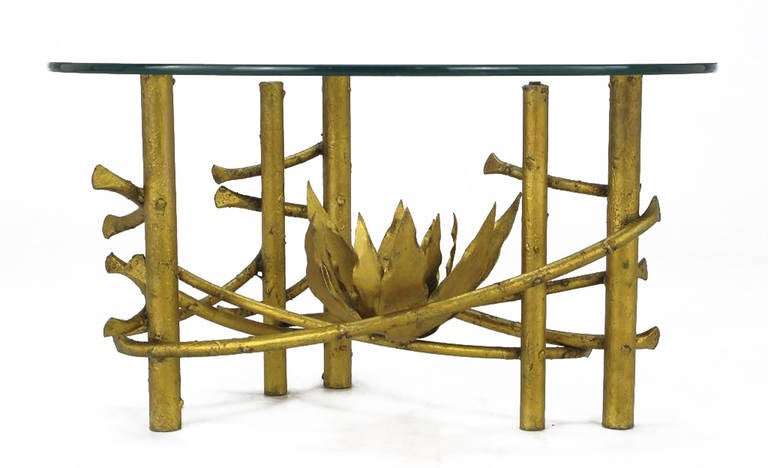Américain Table basse lotus brutaliste en fer doré avec plateau en verre en vente