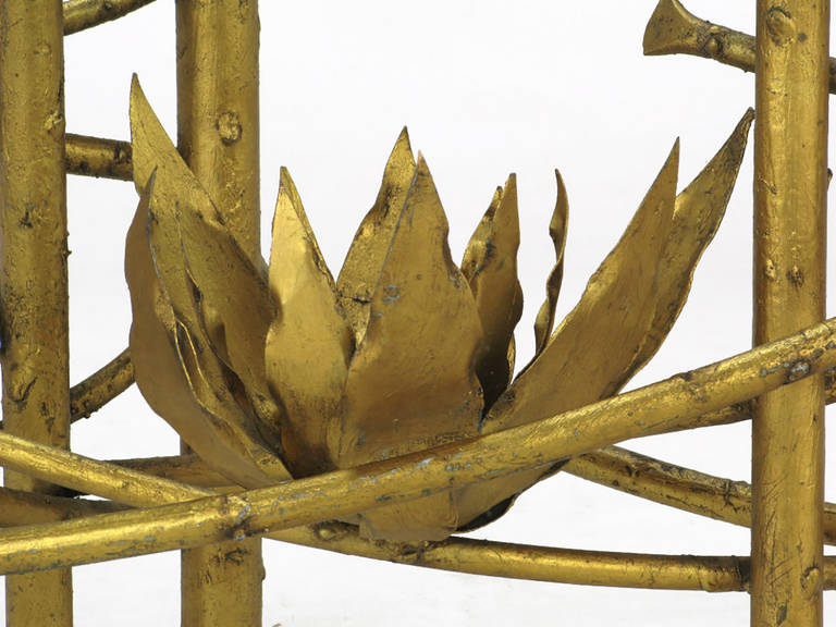 Table basse lotus brutaliste en fer doré avec plateau en verre en vente 1