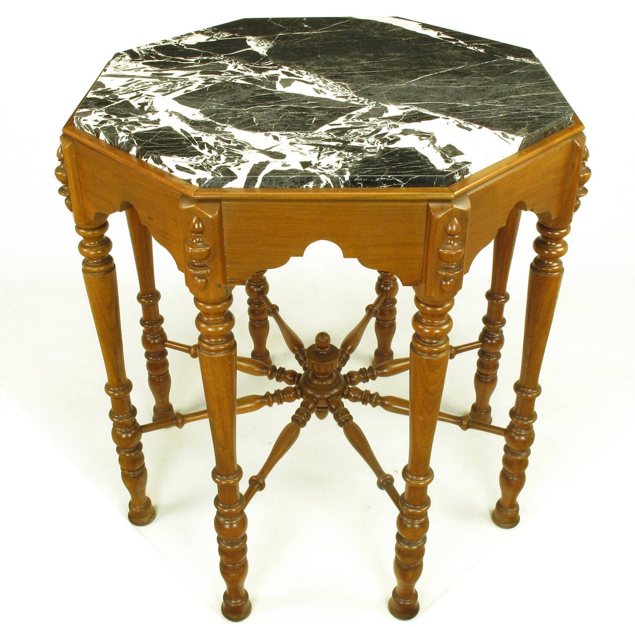 Table centrale ou d'appoint de style transitionnel Eastlake/Victorien en noyer avec plateau octogonal en marbre noir et blanc et huit pieds sculptés de style balustre. Brancard central de style roue de bateau.