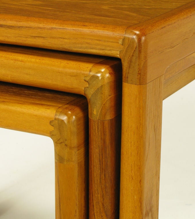 Trois tables gigognes à base de traîneaux en bois de teck en vente 4