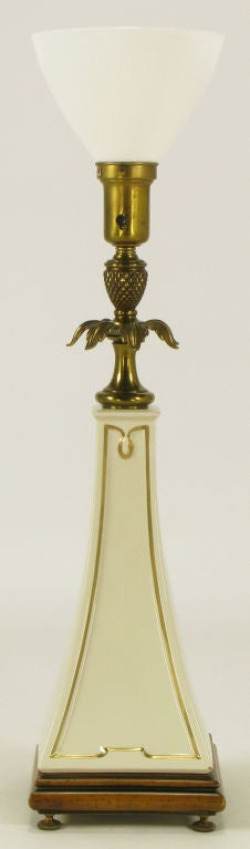 Milieu du XXe siècle Paire de lampes de bureau obélisques et décoratives en porcelaine Stiffel et laiton. en vente
