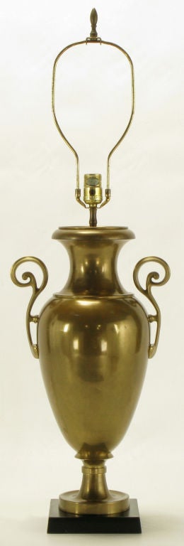 Mid-Century Modern Lampe de table à forme d'urne en laiton Chapman, vers 1972 en vente