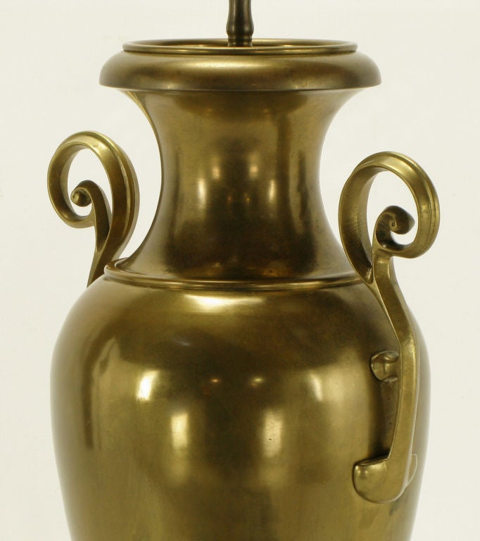 Laiton Lampe de table à forme d'urne en laiton Chapman, vers 1972 en vente