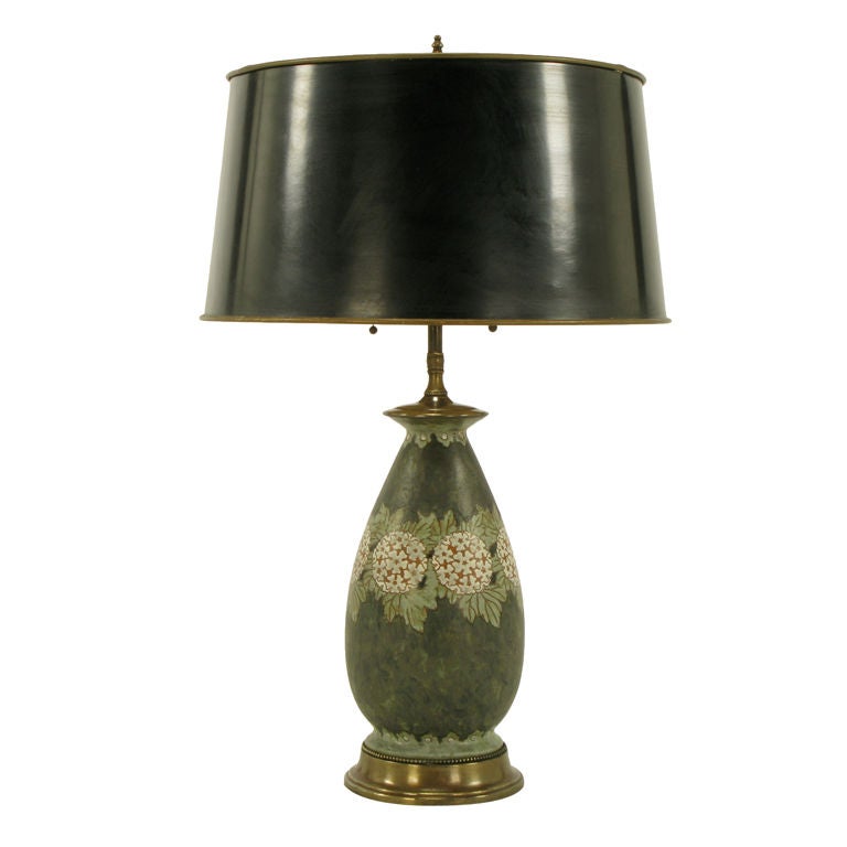 Lampe de table en poterie moulée à la main avec décoration d'hortensia