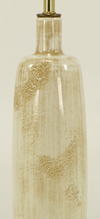 Milieu du XXe siècle Lampe de bureau en céramique émaillée et tournée à la main en relief de Frederick Cooper en vente