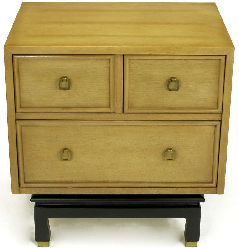 Pair American Of Martinsville Glazed Mahogany Night Stands In Good Condition In Chicago, IL