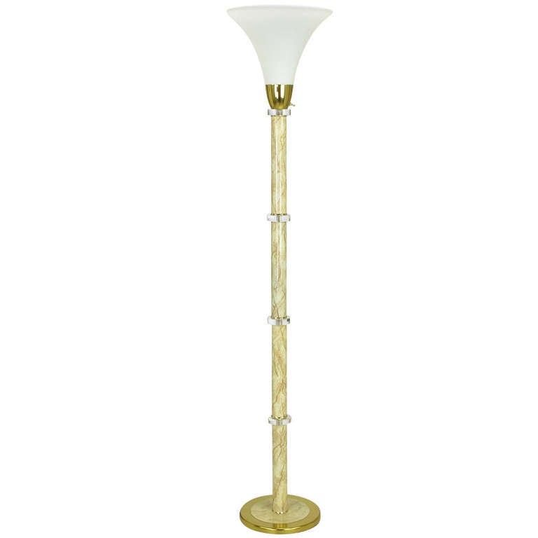 Lampadaire à abat-jour tulipe en faux marbre et lucite.