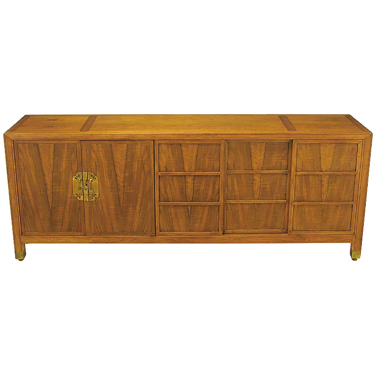 Baker Far East Kollektion Nussbaum gemasert Sideboard. Ein Paar Flügeltüren mit großen massiven Messingbeschlägen öffnen sich und geben den Blick auf vier Schubladen frei. Ein Satz von drei Schiebetüren mit vertieften Paneelen, die sich von einer