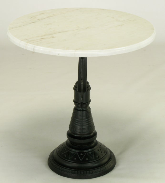 Américain Table d'appoint vintage en fonte et marbre en vente