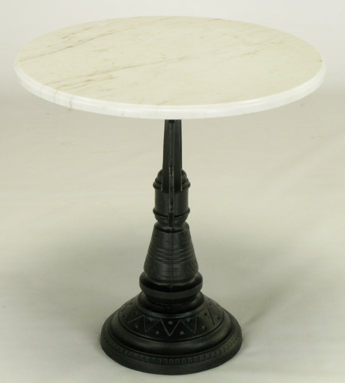 Moulage Table d'appoint vintage en fonte et marbre en vente