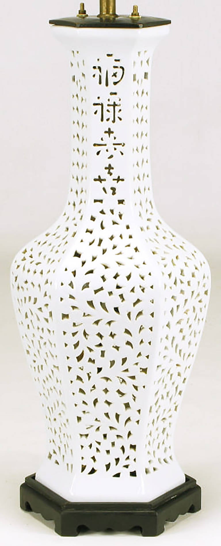 Große netzförmige Blanc de Chine Porzellan-Tischlampe (amerikanisch) im Angebot