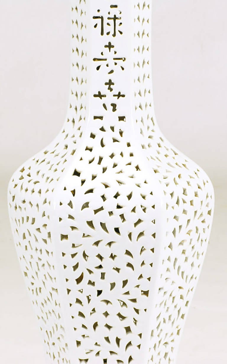 Große netzförmige Blanc de Chine Porzellan-Tischlampe (Mitte des 20. Jahrhunderts) im Angebot