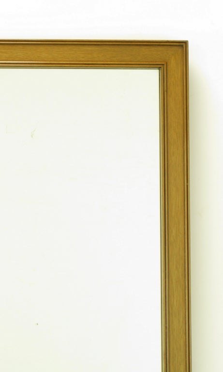 Milieu du XXe siècle Miroir en noyer blanchi à la feuille, doré et perlé en vente