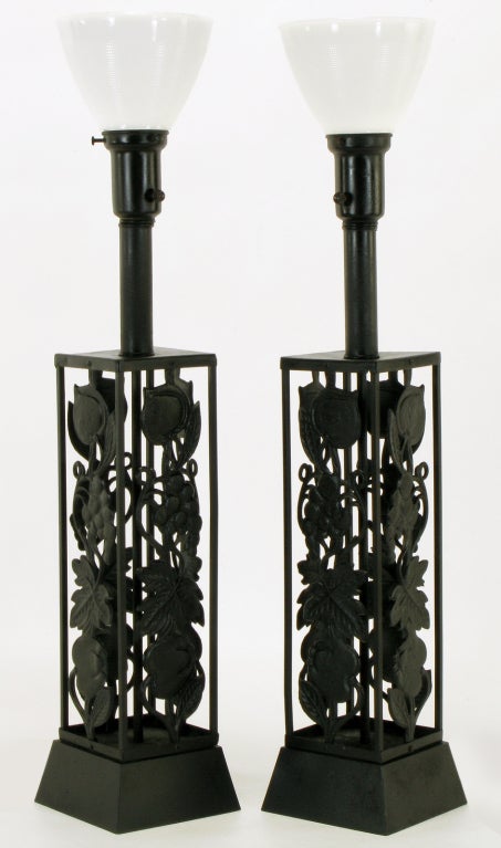 Américain Paire de lampes de table en métal laqué noir, à corps ouvert, en forme de vigne en vente