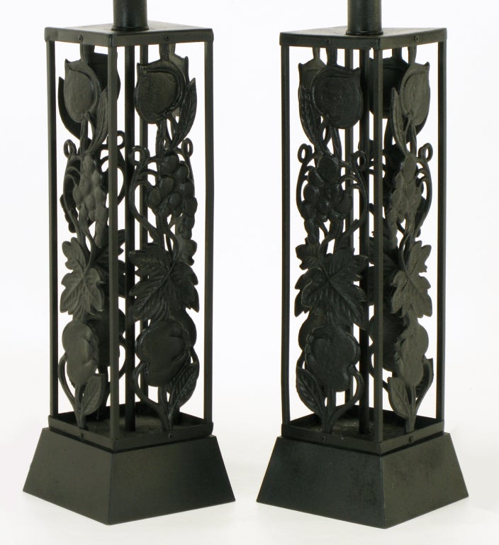 Moulage Paire de lampes de table en métal laqué noir, à corps ouvert, en forme de vigne en vente
