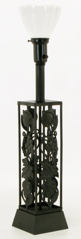 20ième siècle Paire de lampes de table en métal laqué noir, à corps ouvert, en forme de vigne en vente