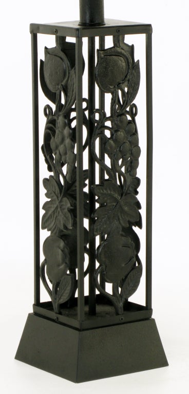 Métal Paire de lampes de table en métal laqué noir, à corps ouvert, en forme de vigne en vente