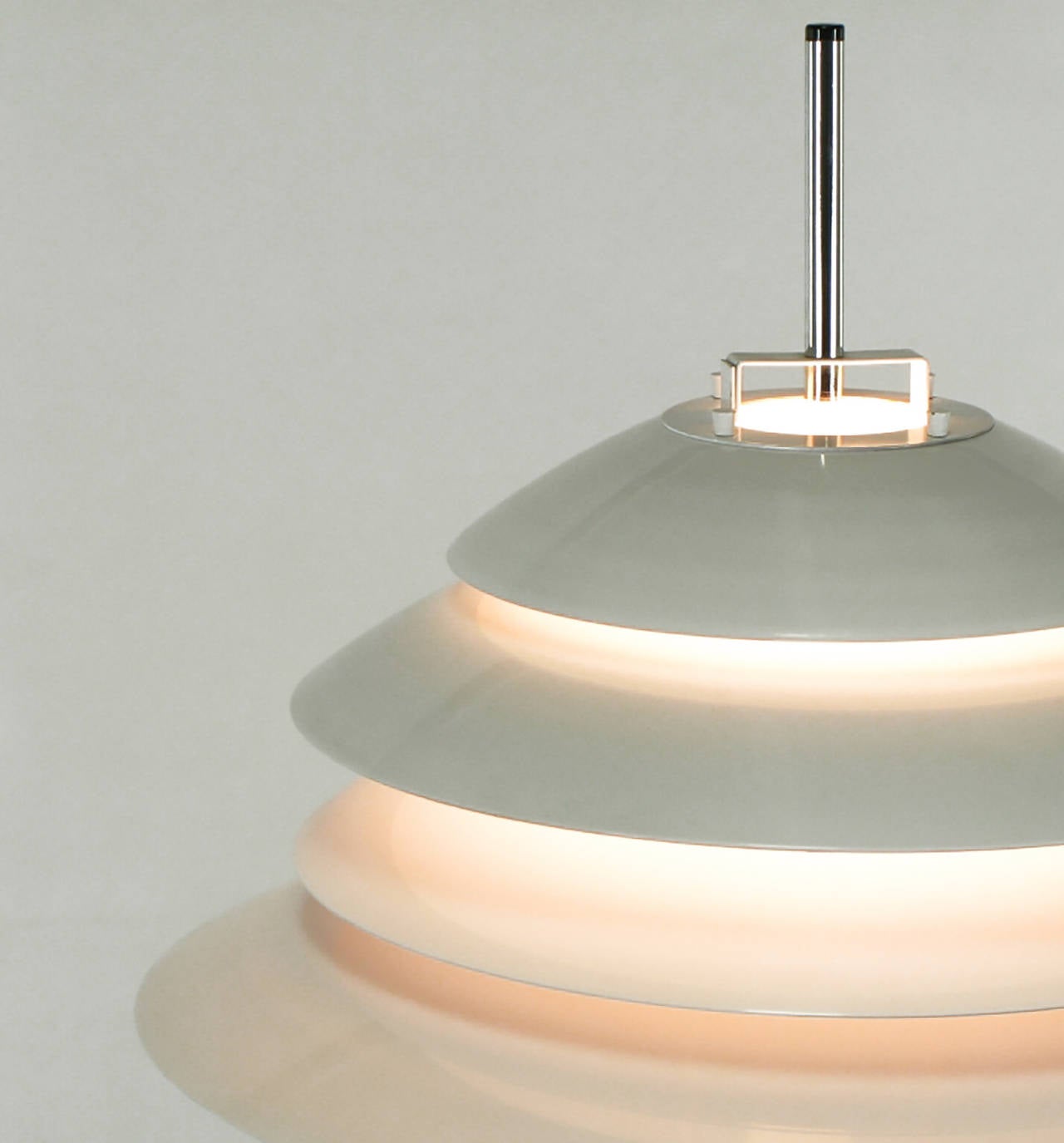 Alluminio Lampada da terra Sonneman in cromo e smalto bianco in vendita