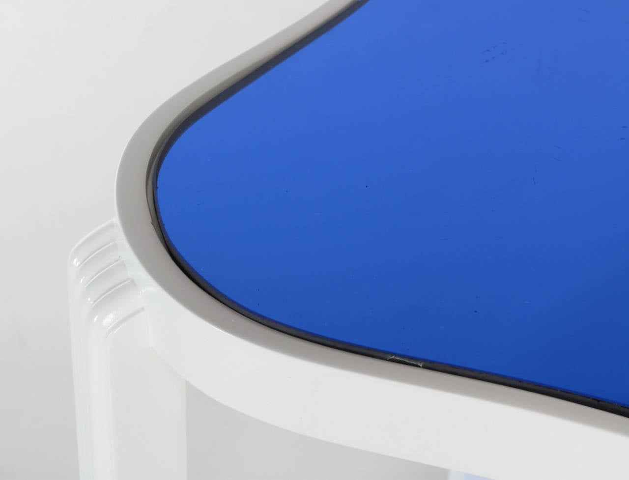 Milieu du XXe siècle Table d'appoint Art Déco à deux niveaux en laque blanche et miroir bleu en vente
