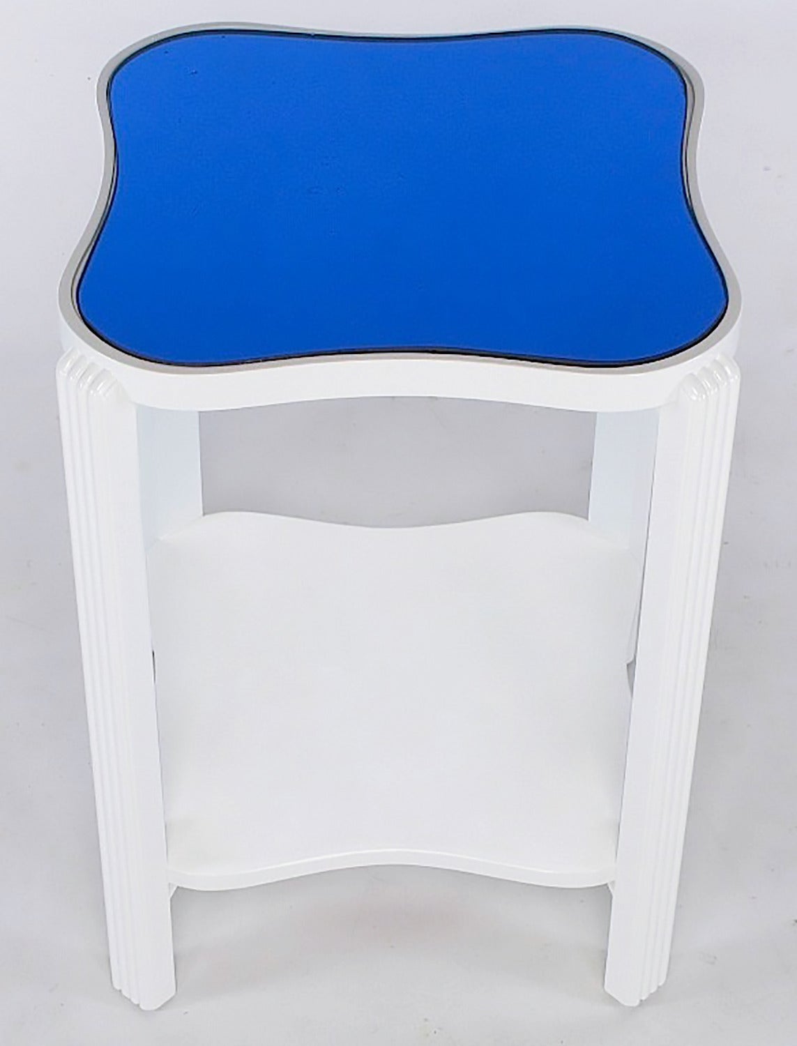 Art déco-Beistelltisch mit zwei Etagen aus weißem Lack und blauem Spiegel (amerikanisch) im Angebot